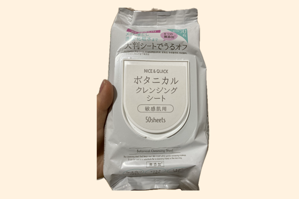 ボタニカルクレンジングシートを手に持っている