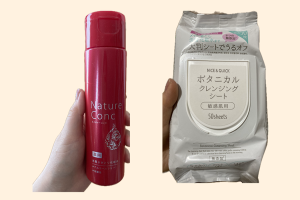 拭き取り化粧水とクレンジングシートを手に持っている