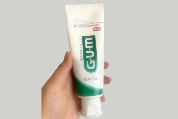 gumの歯磨き粉を手に持っている