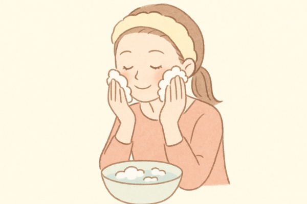 洗顔をして嬉しそうな女性
