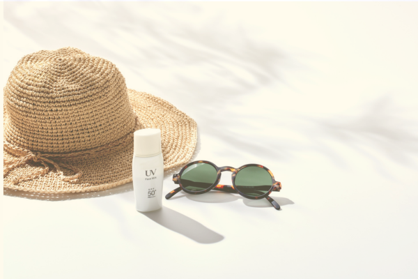 spf50UVとサングラスが並んでいる