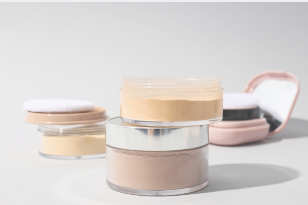 ファンデーションやフェイスパウダーがテーブルに置いてある