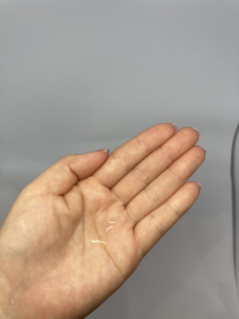 手のひらにのせたクリアフルしっとり